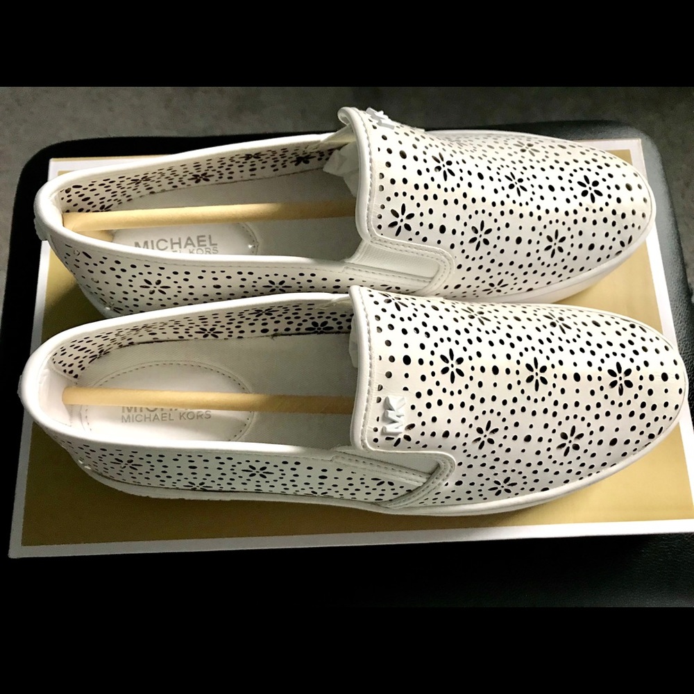 Size: US 7.5M / 37.5 / Color: Optic White